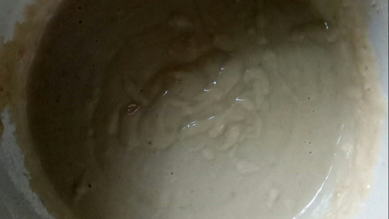 香蕉薄饼,加适量水调成面糊。