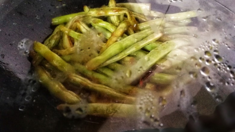 素烧架豆角,开盖，用铲子把豆角翻个面，盖上锅盖文火再焖5分钟。