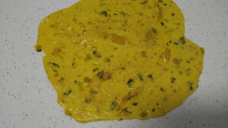 南瓜、鸡蛋烙馍,擀成薄片,均匀涂上食用油,撒上盐、<a style='color:red;display:inline-block;' href='/shicai/ 829'>十三香</a>。