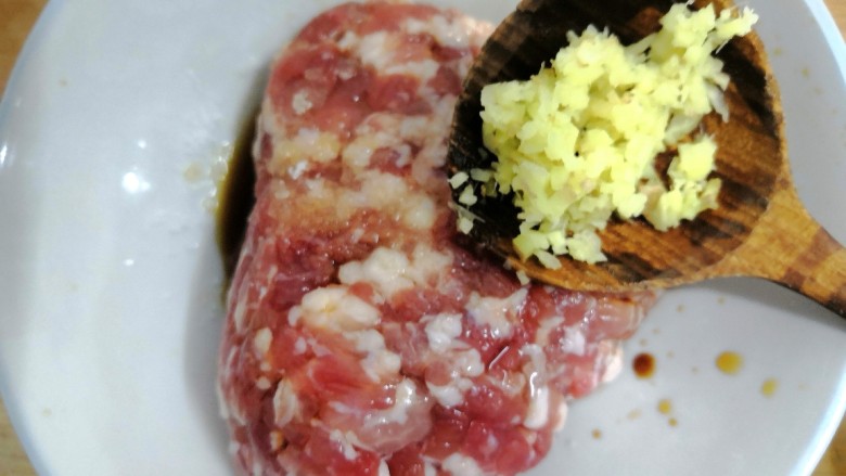 香菇酿肉,把<a style='color:red;display:inline-block;' href='/shicai/ 37'>姜</a>,放入肉沫
