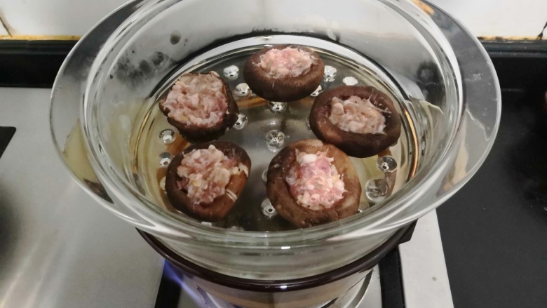 香菇酿肉,水开后,把蒸盒放上蒸锅