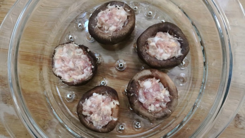 香菇酿肉,把香菇酿肉,放入蒸盒