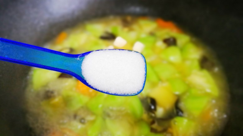 丝瓜豆腐木耳汤,加入1勺盐、1勺胡椒粉调味,出锅撒适量葱花即可。