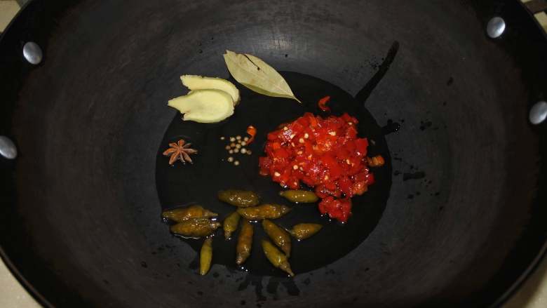酸汤鱼片,肉嫩汤鲜,酸辣过瘾的下饭菜,底油炒香姜、剁椒、泡椒、八角、香叶、胡椒粒