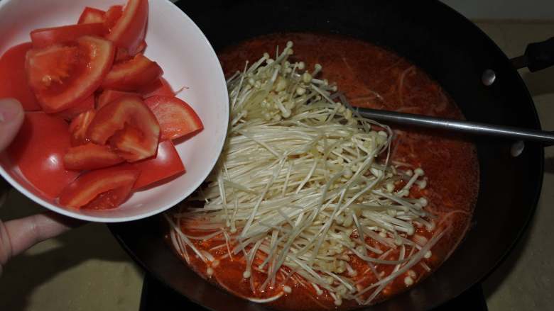 酸汤鱼片,肉嫩汤鲜,酸辣过瘾的下饭菜,放金针菇、西红柿块煮熟,捞出垫盘底