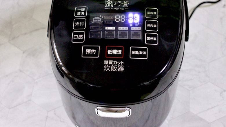 咖喱番茄丸子盖浇饭,盖上锅盖子,启动“低糖饭” 模式,脱糖电饭煲主要以煮、滤、洗、蒸、原理,使带有淀粉的米汤与米饭分离,通过甑子过滤到外釜,专利水循环技术,冲刷32次,脱糖50%,使米饭去除淀粉的同时,营养不流失。