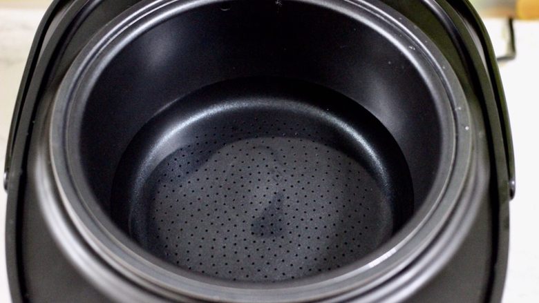 咖喱番茄丸子盖浇饭,把甑锅洗净后,放入三脚釜里。