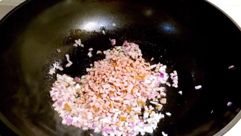 彩椒盅,加入烤肠,翻炒1分钟