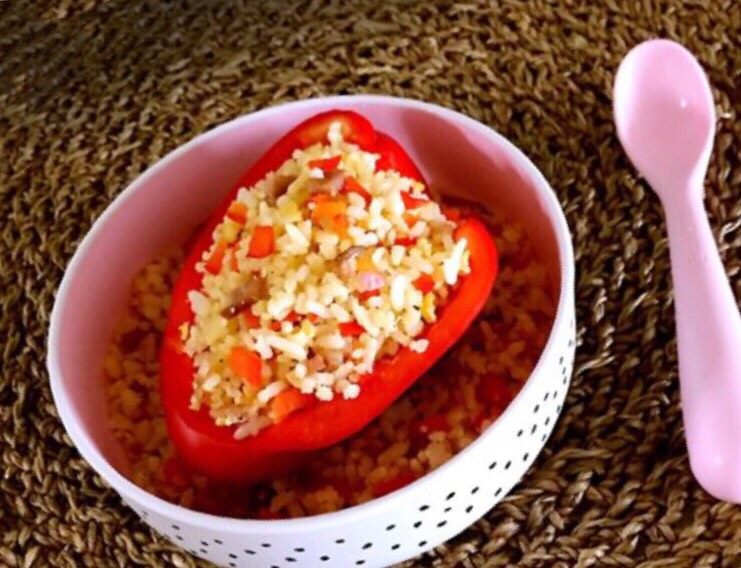 彩椒盅,这是一道非常适合宝宝食用的菜品,色彩艳丽,有菜有饭,好吃又好看,非常美味~