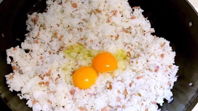 彩椒盅,加入米饭翻炒均匀,打入鸡蛋