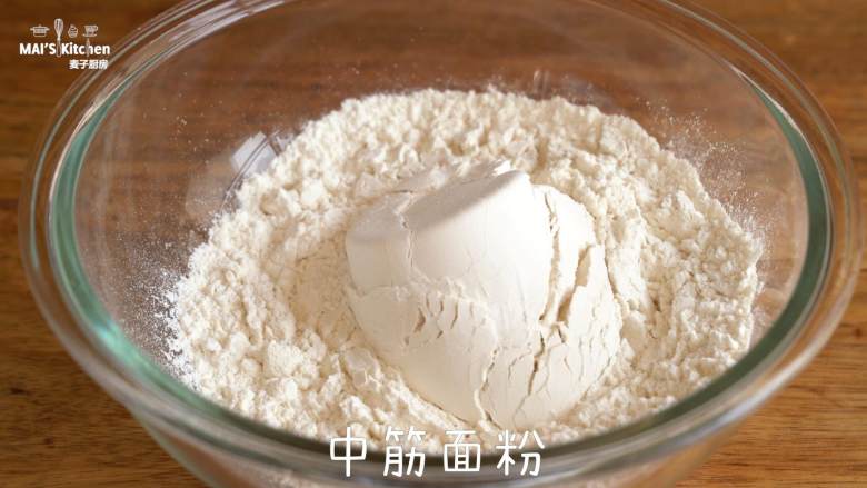 6分钟做【椒盐烧饼】香味扑鼻,将<a style='color:red;display:inline-block;' href='/shicai/ 549'><a style='color:red;display:inline-block;' href='/shicai/ 549'>中筋面粉</a></a>倒入调理盆中，加入<a style='color:red;display:inline-block;' href='/shicai/ 869'>白砂糖</a>和<a style='color:red;display:inline-block;' href='/shicai/ 731'>酵母</a>