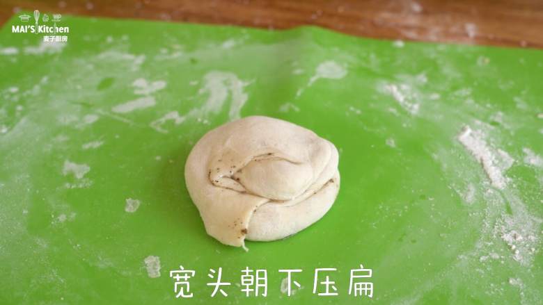 6分钟做【椒盐烧饼】香味扑鼻,宽头朝下压扁，沾上白芝麻