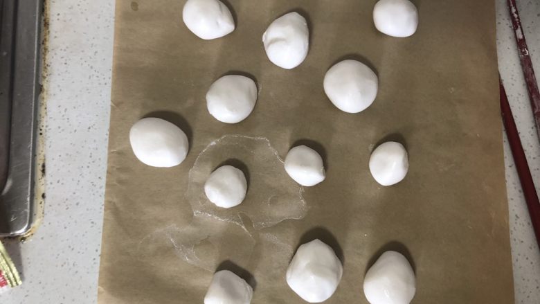 例假几天必吃的补血食物,小丸子搓好准备下锅,我下面放了吸油纸会不那么粘