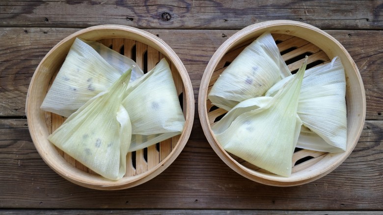 玉米粑粑,上锅隔水,大火煮开后中火蒸20分钟即可。