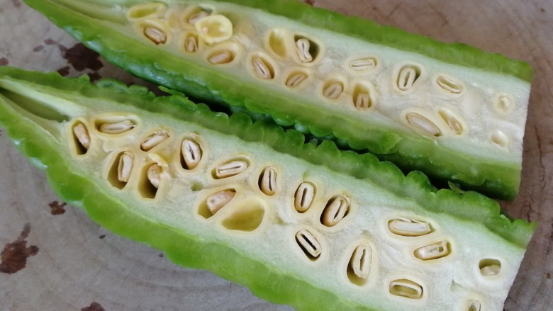 苦瓜煎鸡蛋,横着切开。