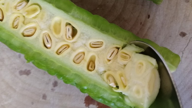 苦瓜煎鸡蛋,用勺子挖去瓤和籽。