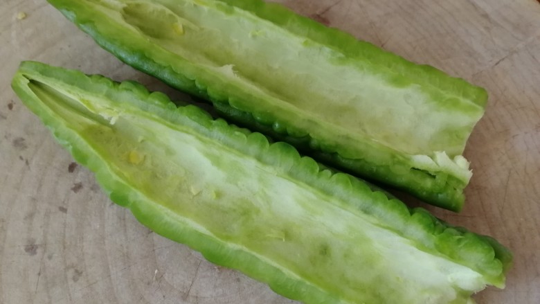 苦瓜煎鸡蛋,全都挖干净。