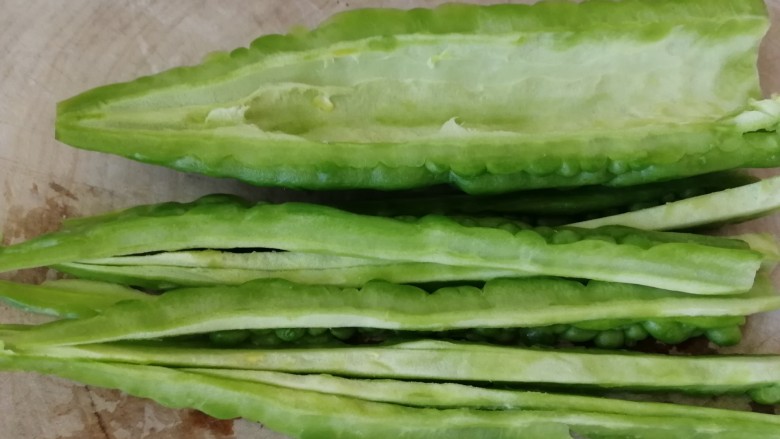 苦瓜煎鸡蛋,横着切细条。