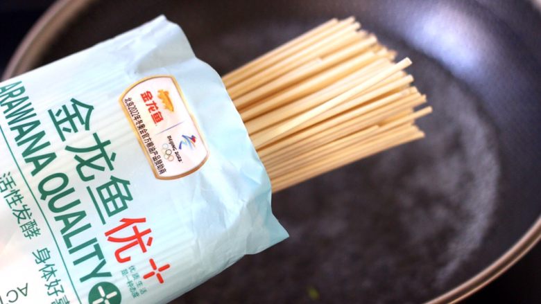 黄瓜墨鱼丸子汤面,锅中倒入适量的清水烧开后,放入发酵空心挂面,新一代的挂面,采用活性酵母发酵工艺,比传统手工发酵挂面时间短,无需加入大量盐来抑菌,更加健康。