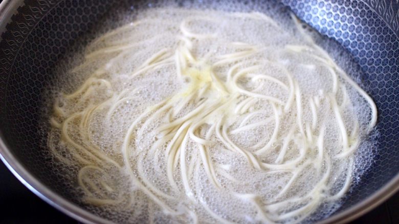 黄瓜墨鱼丸子汤面,大火煮沸后,小火煮熟即可关火。