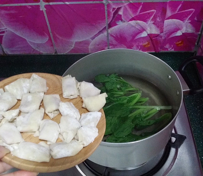 冬日暖心菜 麻辣小馄饨,锅中水开先放入洗好的菜秧，待煮开后再下入小馄饨，然后加盖大火