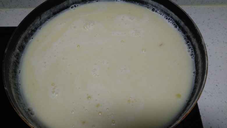 豆浆布丁,将豆浆倒入不粘锅中,小火加热至冒泡。