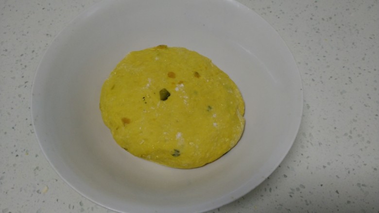 南瓜、芝麻、红糖锅盔,放入碗中,均匀涂上食用油。