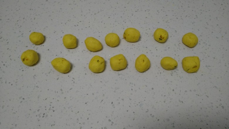 南瓜芝麻红糖汤圆,将小剂子团圆。