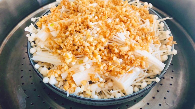 金针菇这样做,比肉还好吃,零失败的蒜蓉金针菇,上火蒸,水开后大火蒸15分钟。
