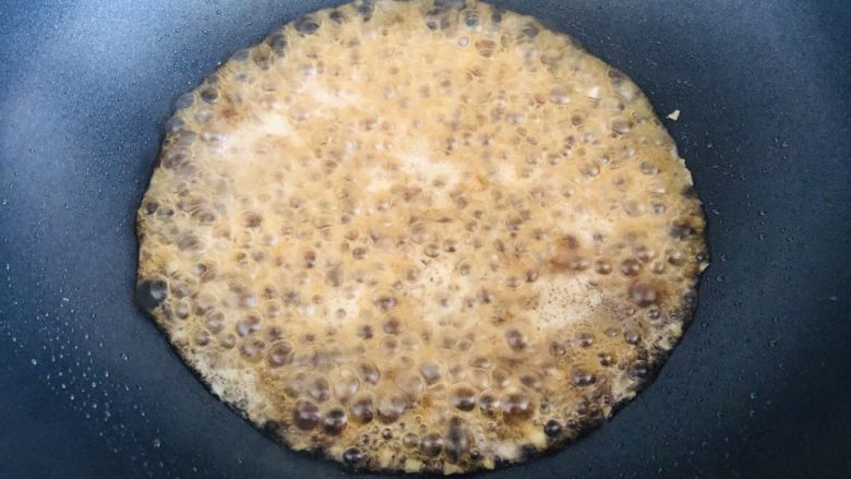 金针菇这样做,比肉还好吃,零失败的蒜蓉金针菇,汤汁倒入锅里,加入2勺生抽,1勺盐,少许<a style='color:red;display:inline-block;' href='/shicai/ 847'>香油</a>,烧开关火。