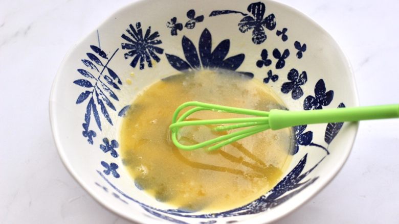黑芝麻磨牙棒,所有的食材,用手动打蛋器混合搅拌均匀。