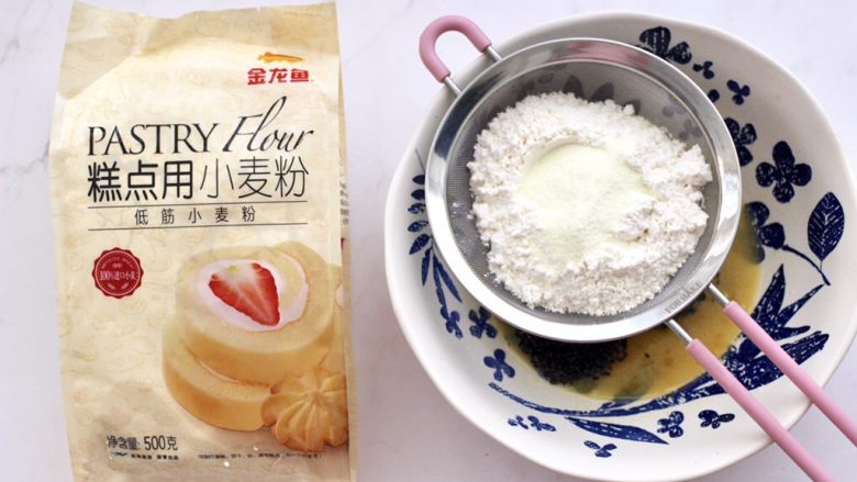 黑芝麻磨牙棒,这个时候加入过筛的低筋面粉,我今天用的是金龙鱼的低筋面粉,粉质细腻又蓬松不易结块哟。