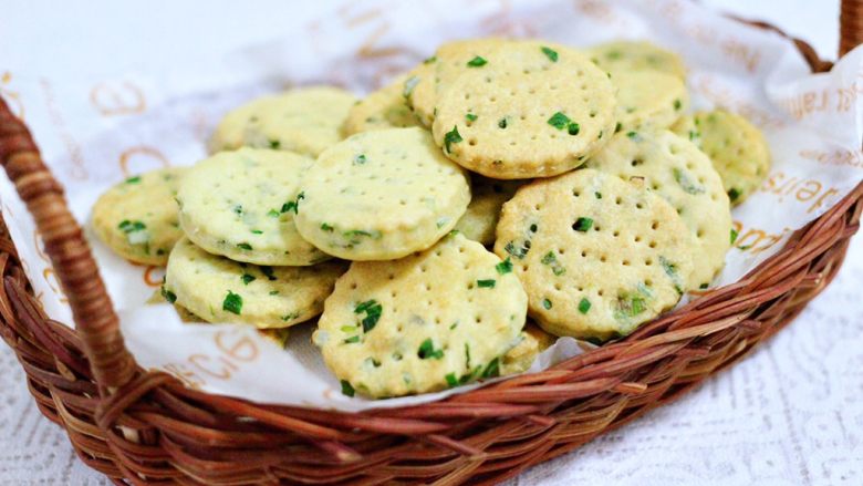 香葱苏打饼干,烤好的饼干取出放凉后,保存即可。