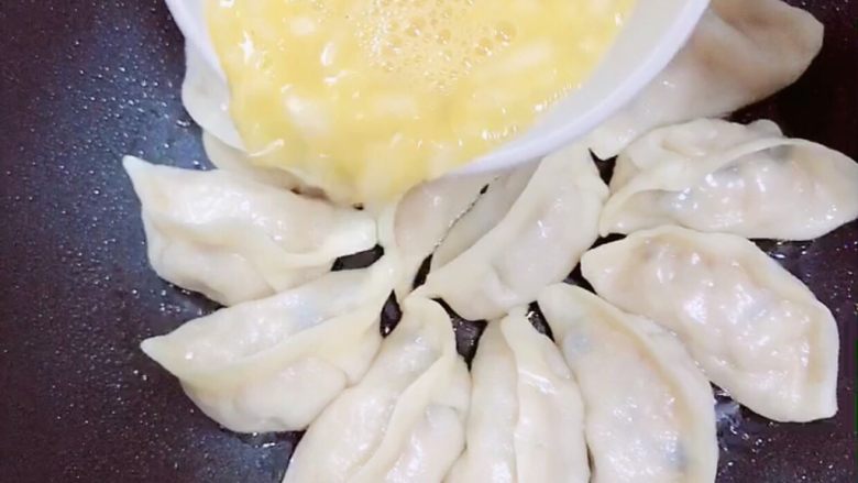 鸡蛋抱饺,倒入打好的蛋液,均匀倒入。