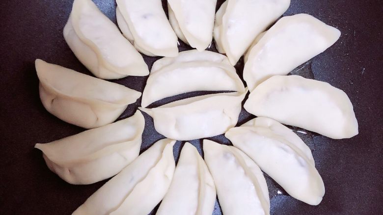 鸡蛋抱饺,放入饺子,摆放成圆形。