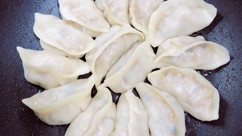 鸡蛋抱饺,大约8分钟,锅中的水烧没了。