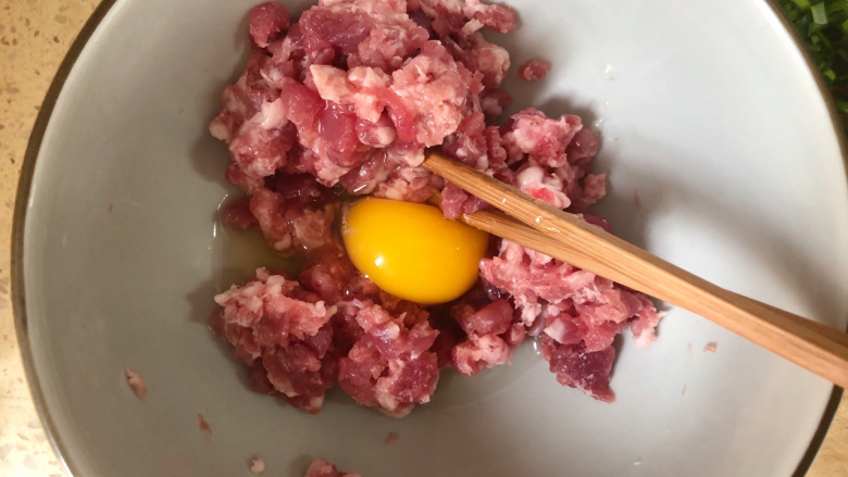 鲜香馄饨,肉馅内打入一个<a style='color:red;display:inline-block;' href='/shicai/ 9'>鸡蛋</a>,用筷子把蛋液和肉馅朝一个方向搅打,让蛋液和肉馅充分的融合。