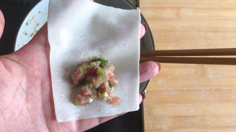 鲜香馄饨,<a style='color:red;display:inline-block;' href='/shicai/ 4453'>馄饨皮</a>的形状是梯形的,把肉馅放在小的这边。