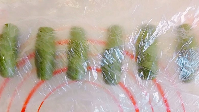 彩虹蛋黄酥,揉好的油酥分成9条,每条约6厘米,放入保鲜袋内,防止风干