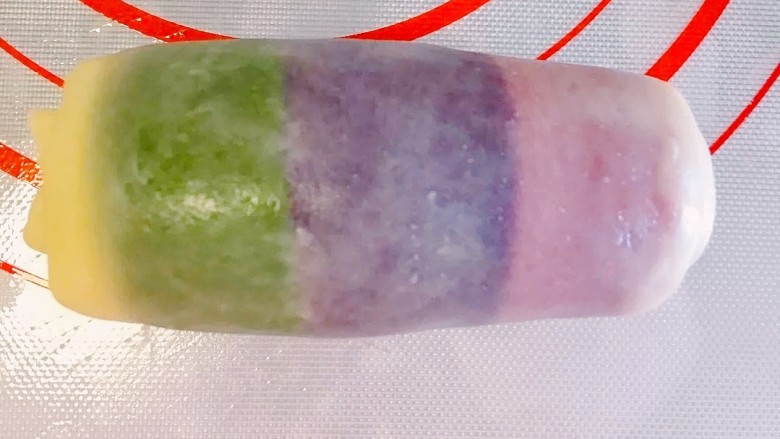 彩虹蛋黄酥,切掉白边后卷起来,盖上保鲜袋,松弛十分钟