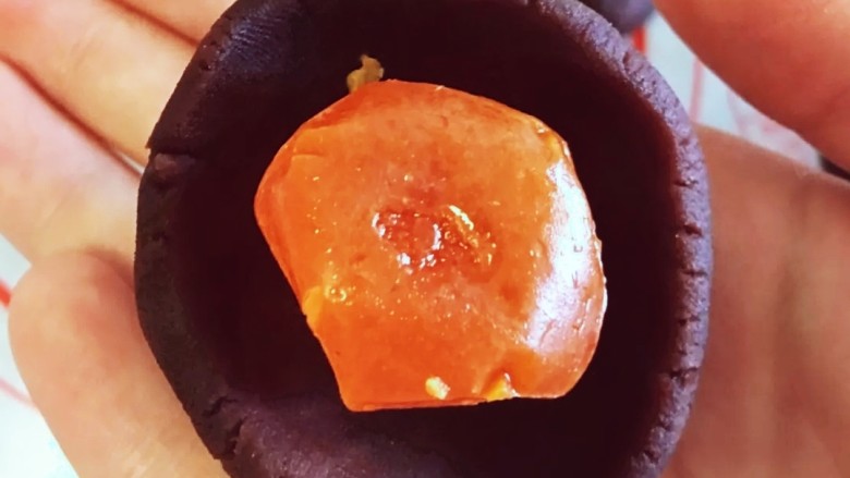 彩虹蛋黄酥,豆沙18个,每个25g左右,将烤好的蛋黄包入豆沙内