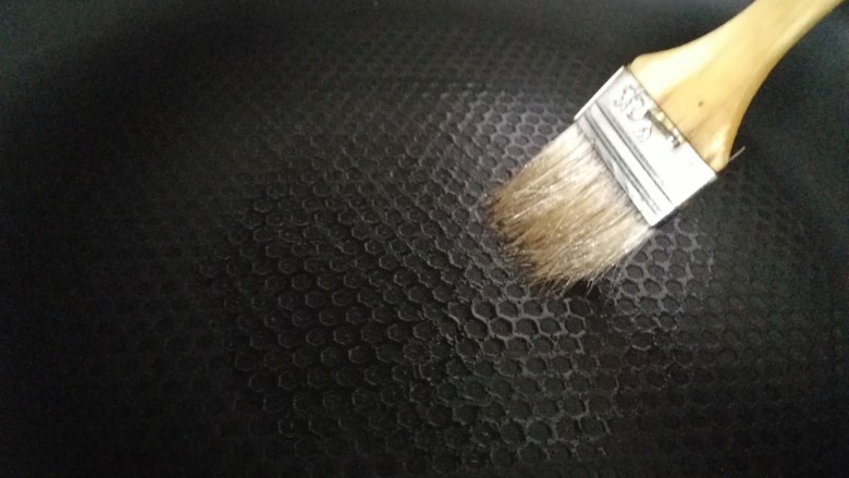 香蕉薄饼,平底不粘锅,刷上一层薄薄的油。