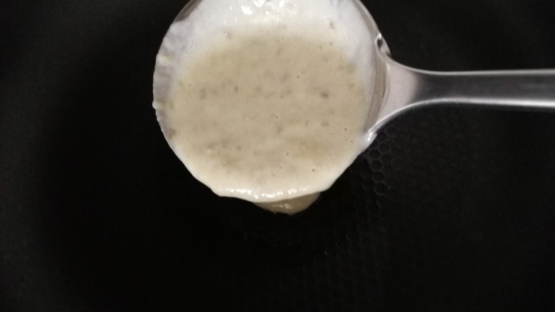 香蕉薄饼,小火,大半勺面糊倒入锅中。