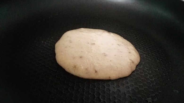 香蕉薄饼,大约一分钟,轻轻晃动锅体,饼面有小气泡,就可以翻面了。