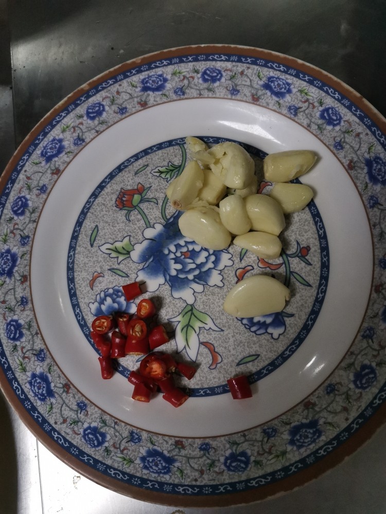 辣椒炒肉,大蒜拍一下,小米那切小丁,备用