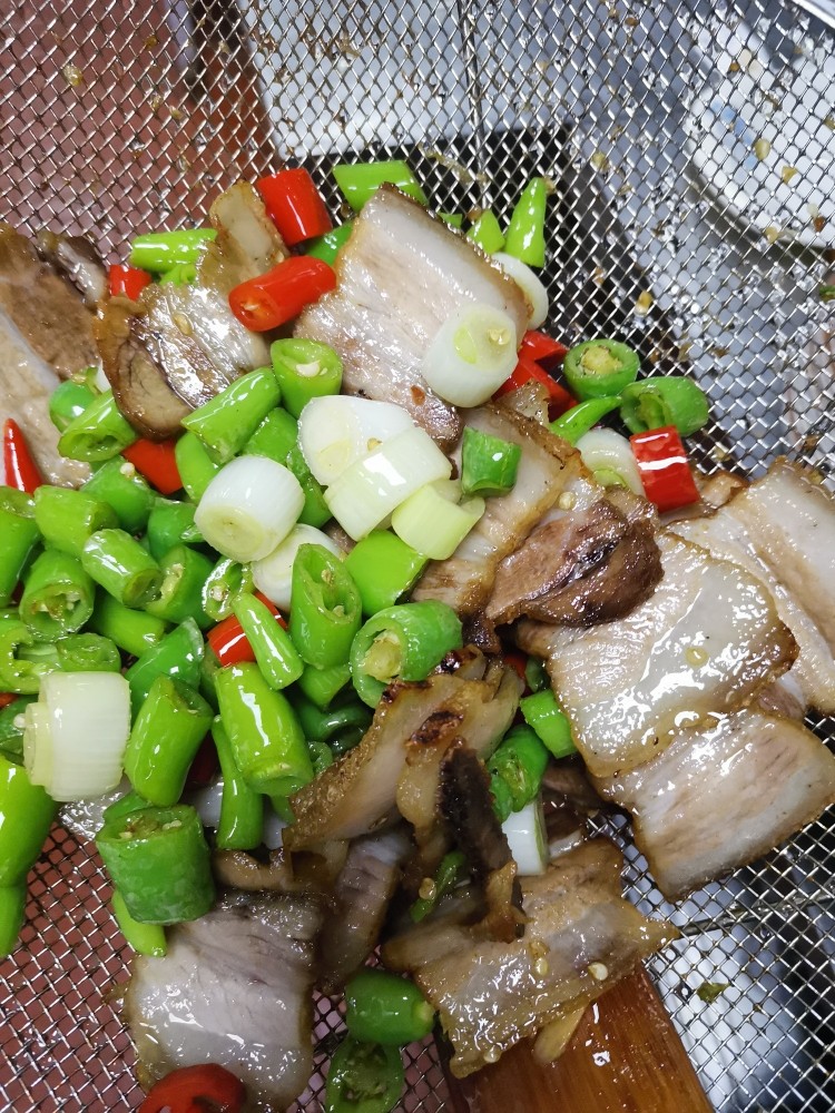 辣椒炒肉,油烧热 切好的五花肉,下锅炸一下,青红杭椒大葱丁一起下锅,捞起,控油,锅淄底油加拍蒜小米辣,炒香把主辅料一起下锅加调料,翻炒均匀,抅欠淋<a style='color:red;display:inline-block;' href='/shicai/ 748'>花椒油</a>出锅