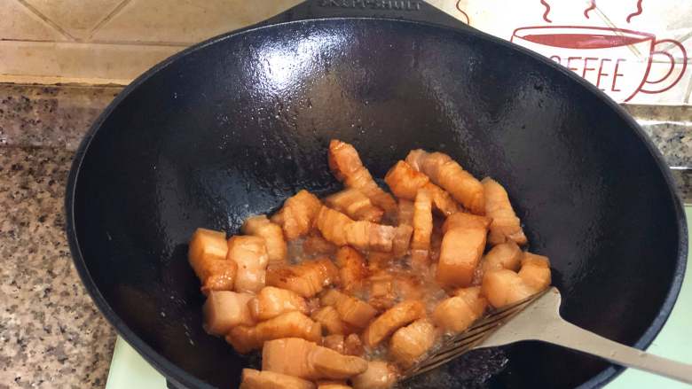 红烧肉鹌鹑蛋,翻炒均匀，确保每块肉上都裹满糖色。