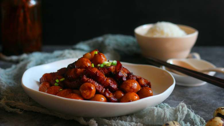 红烧肉鹌鹑蛋,除了加鹌鹑蛋之外，加笋、干豆角都非常好吃。