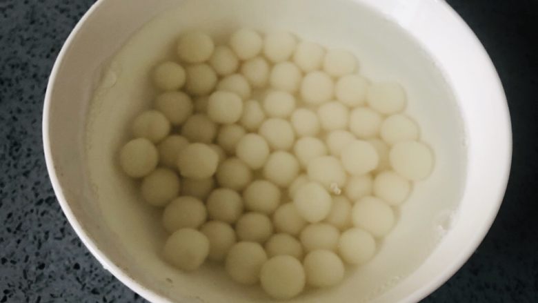暖宫驱寒,软糯Q弹的红糖糯米丸子,煮好的圆子过凉水捞出待用。