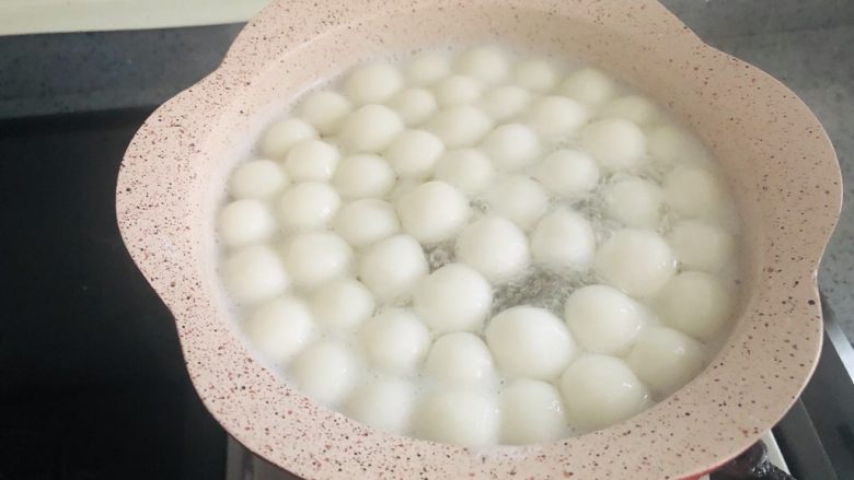 暖宫驱寒,软糯Q弹的红糖糯米丸子,锅内放水烧开,下入圆子,待圆子全部飘起来就煮好了。